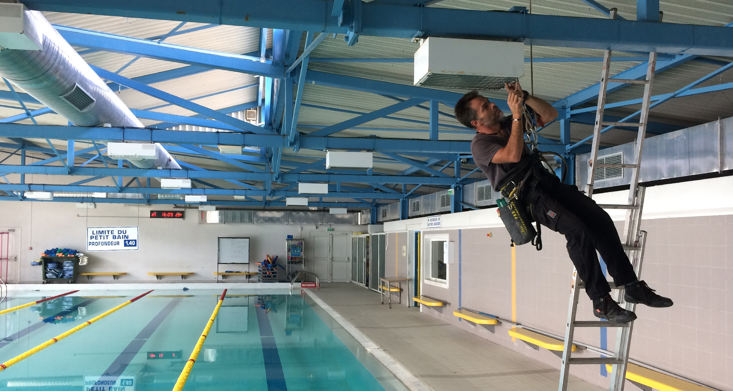 Remplacement éclairage piscine municipale – AlturaRoca – Cordistes